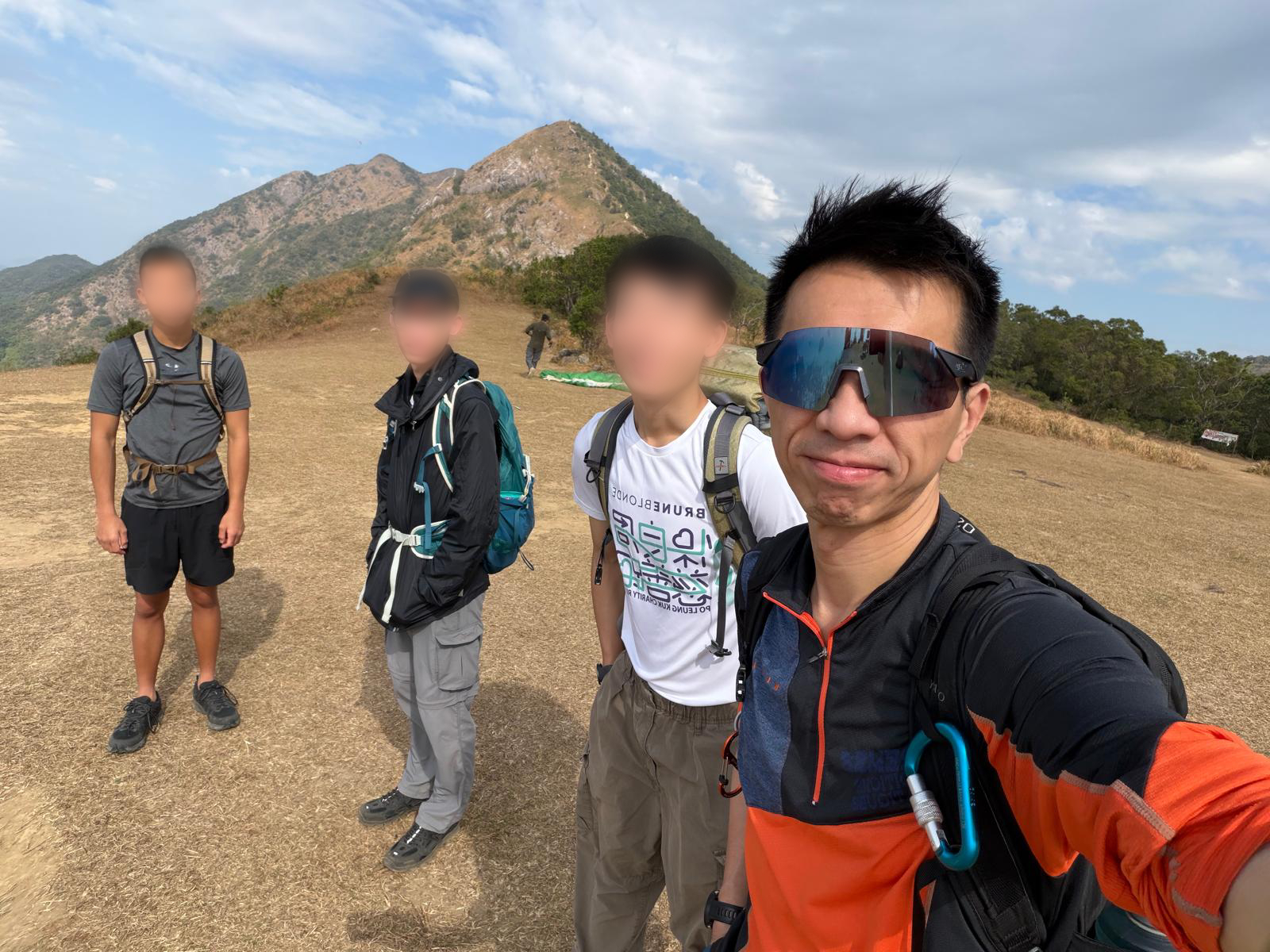 與同伴上山